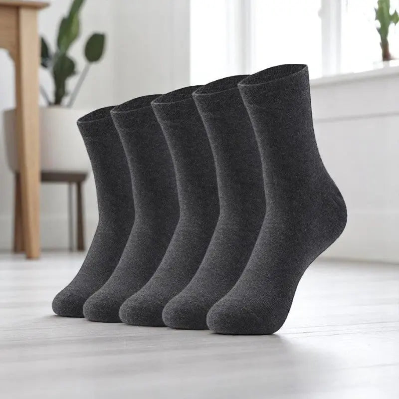 Chaussettes gris foncé montantes, sobres et efficaces contre la transpiration.