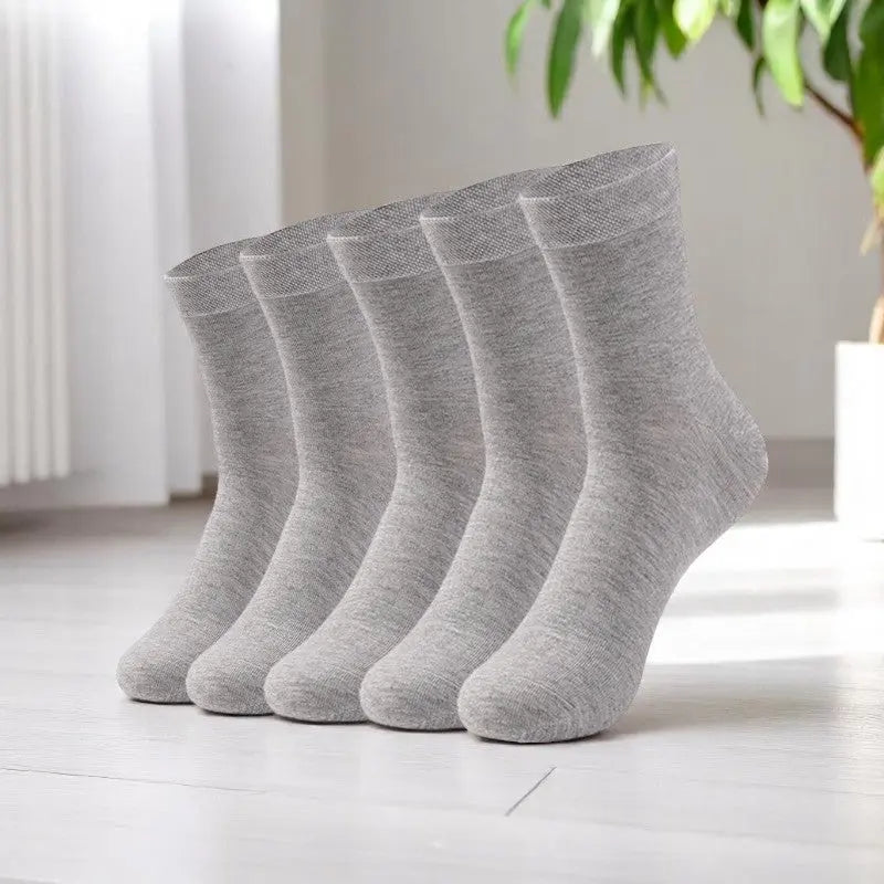 Chaussettes femme gris clair, conçues pour évacuer la transpiration et offrir un confort maximal.