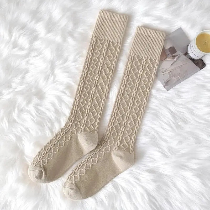 Chaussettes hautes texturées femme en beige clair, élégantes et confortables.