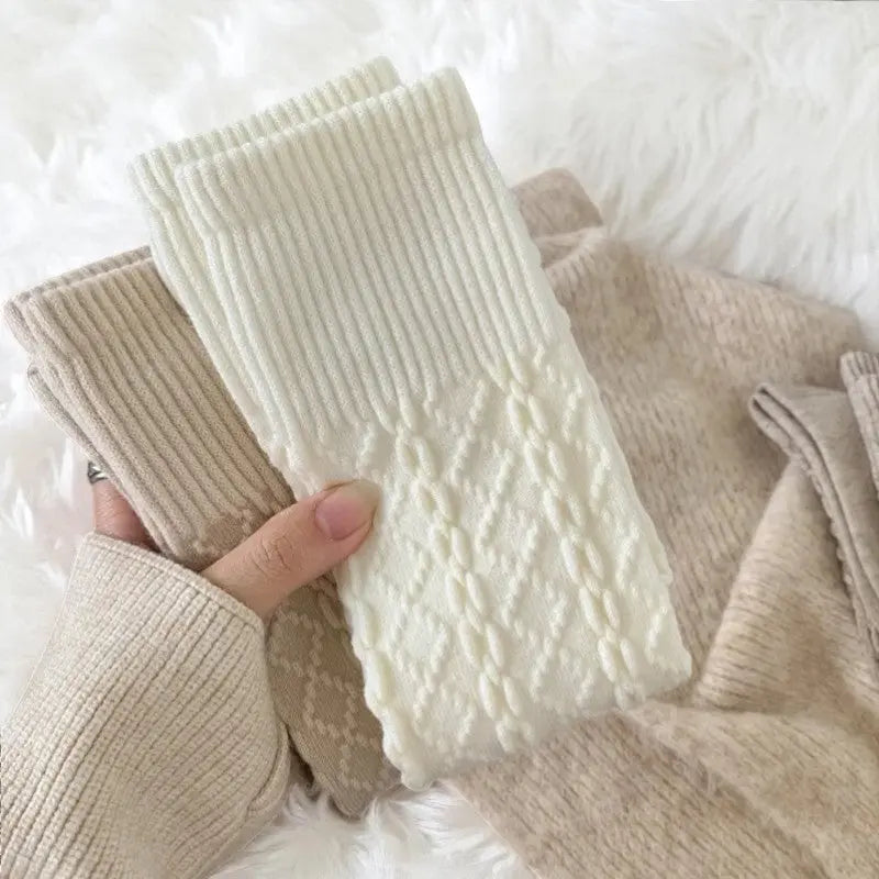 Zoom sur les chaussettes hautes crème texturées, douces et épaisses.