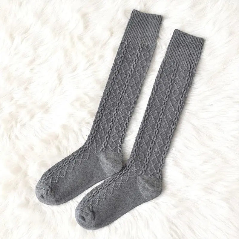 Chaussettes hautes femme gris charbon, modèle côtelé et confortable.