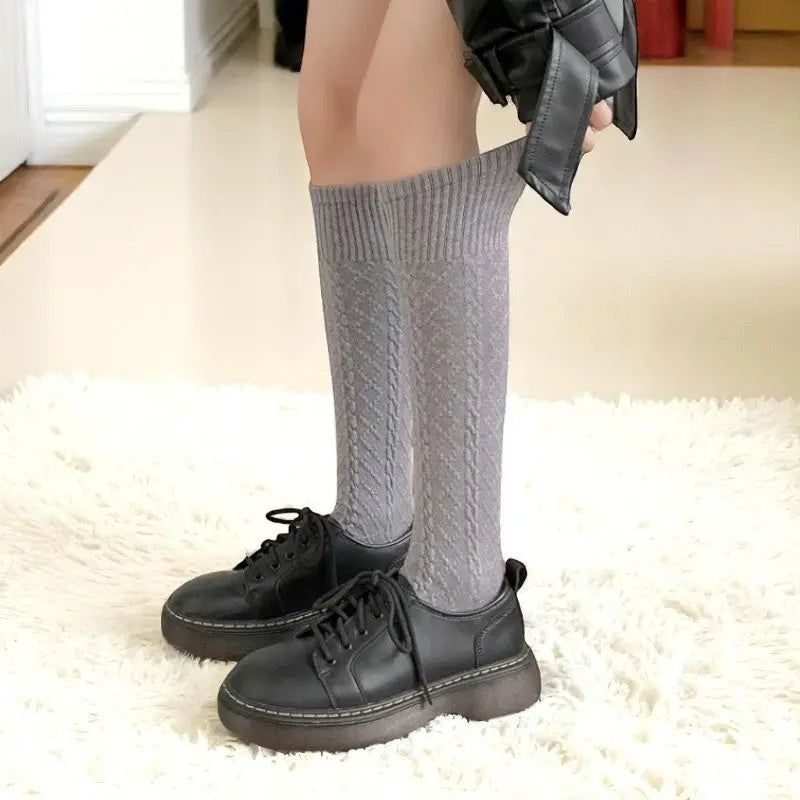 Chaussettes hautes pour femme en gris chiné avec texture côtelée.