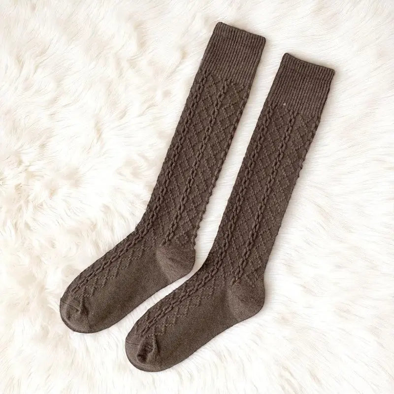 Chaussettes hautes chocolat texturées pour femme, effet tricot.