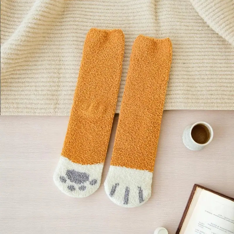 Paire de chaussettes félines orange et crème rappelant les couleurs du renard.