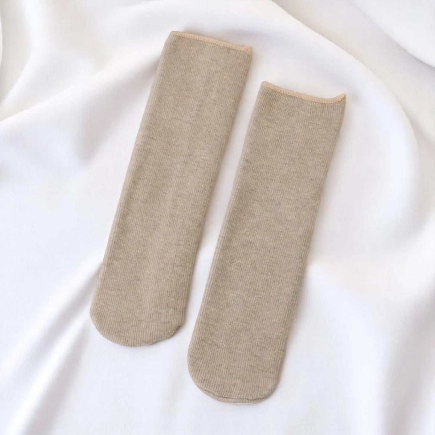 Chaussettes chaudes beige en tissu épais pour homme.