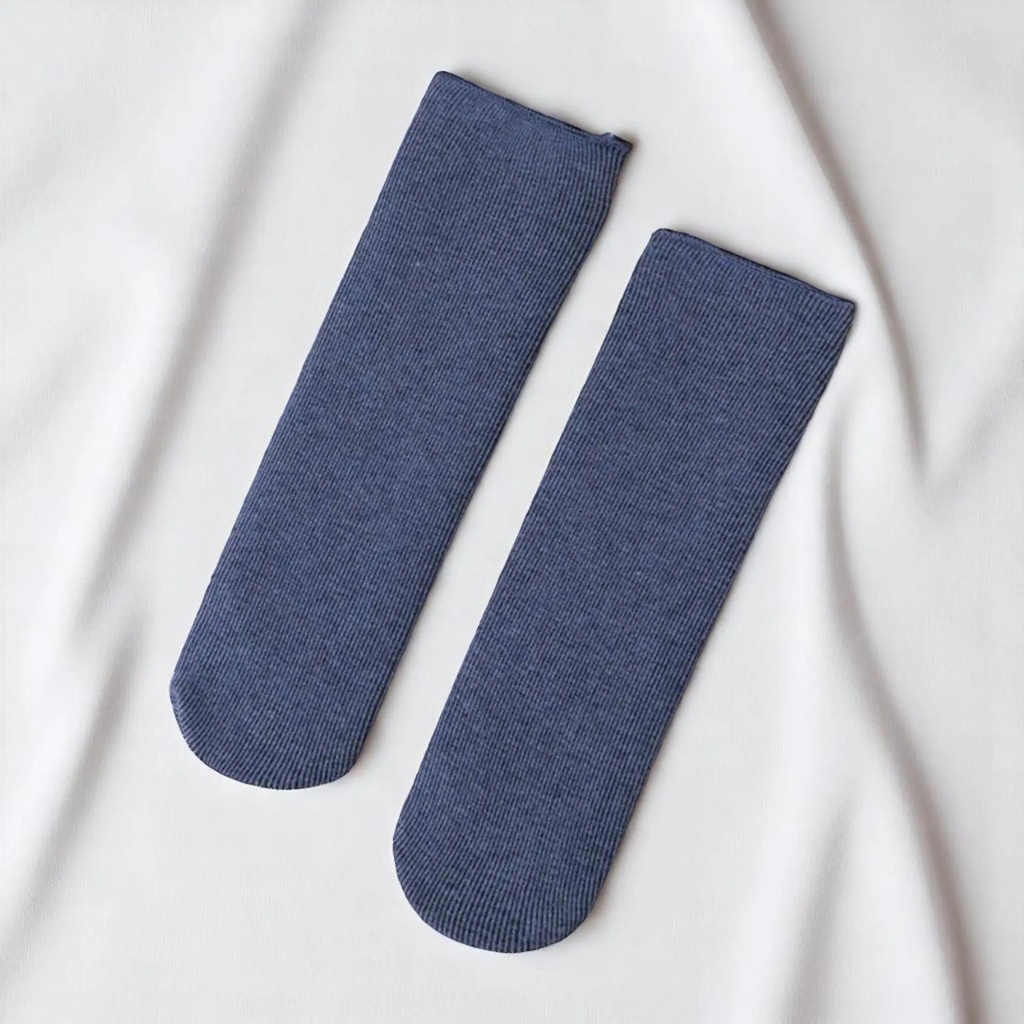 Chaussettes homme hiver couleur bleu nuit sur fond blanc.