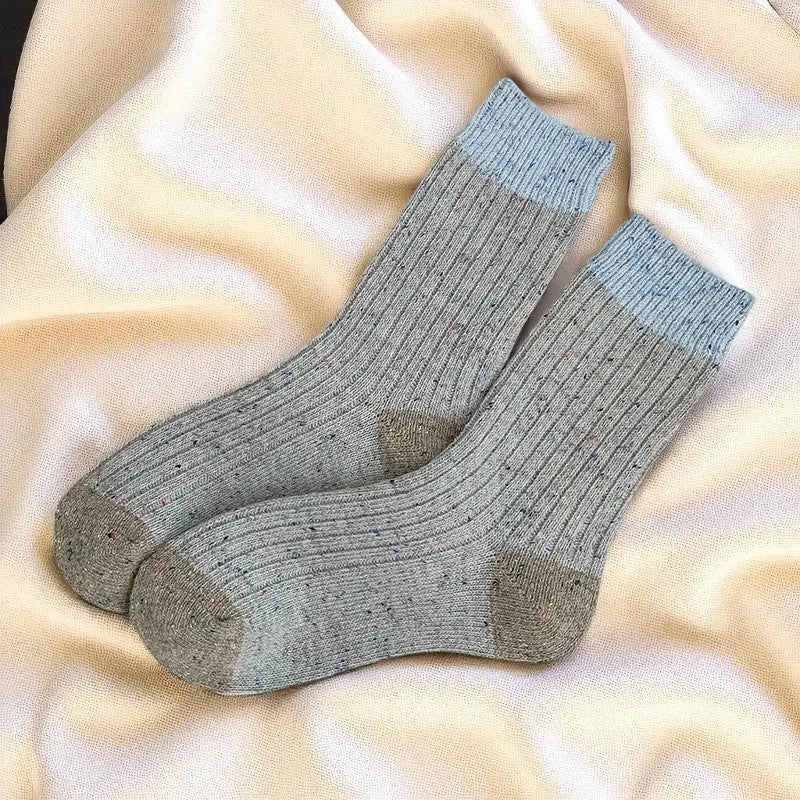 Chaussettes en laine kaki chiné avec bouts bleus clairs.