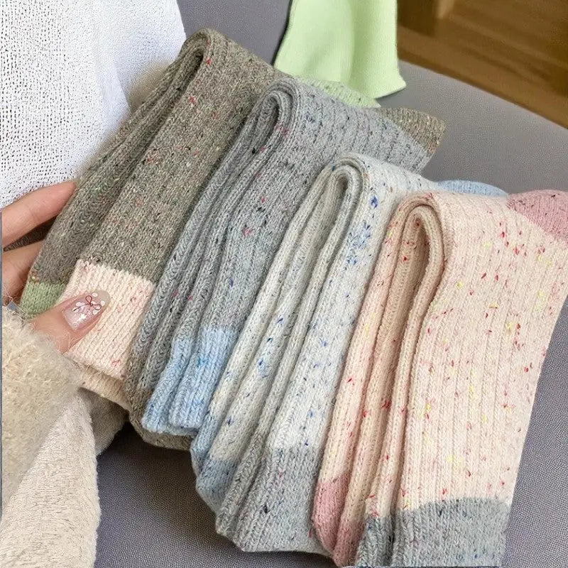 Lot de chaussettes en laine colorées à motifs mouchetés.