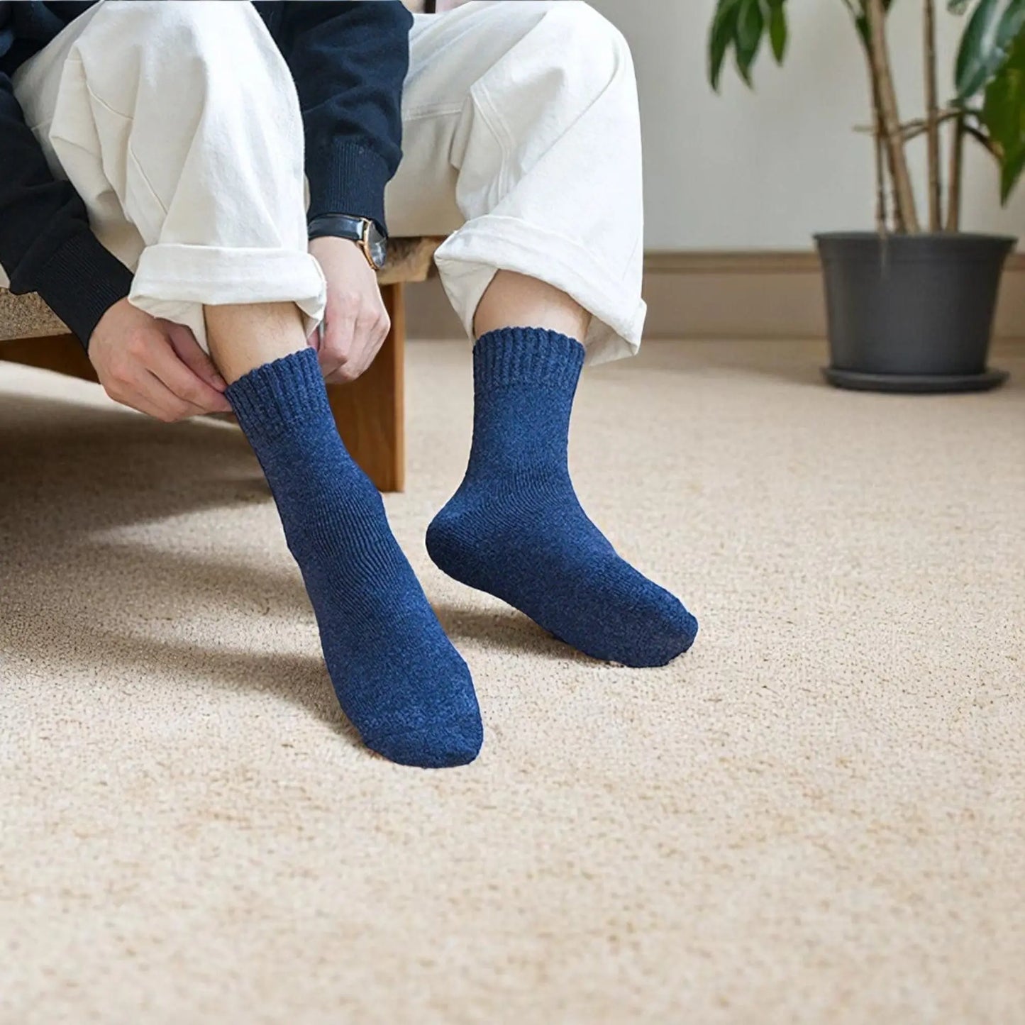 Homme portant chaussettes laine bleu marine style et confort.