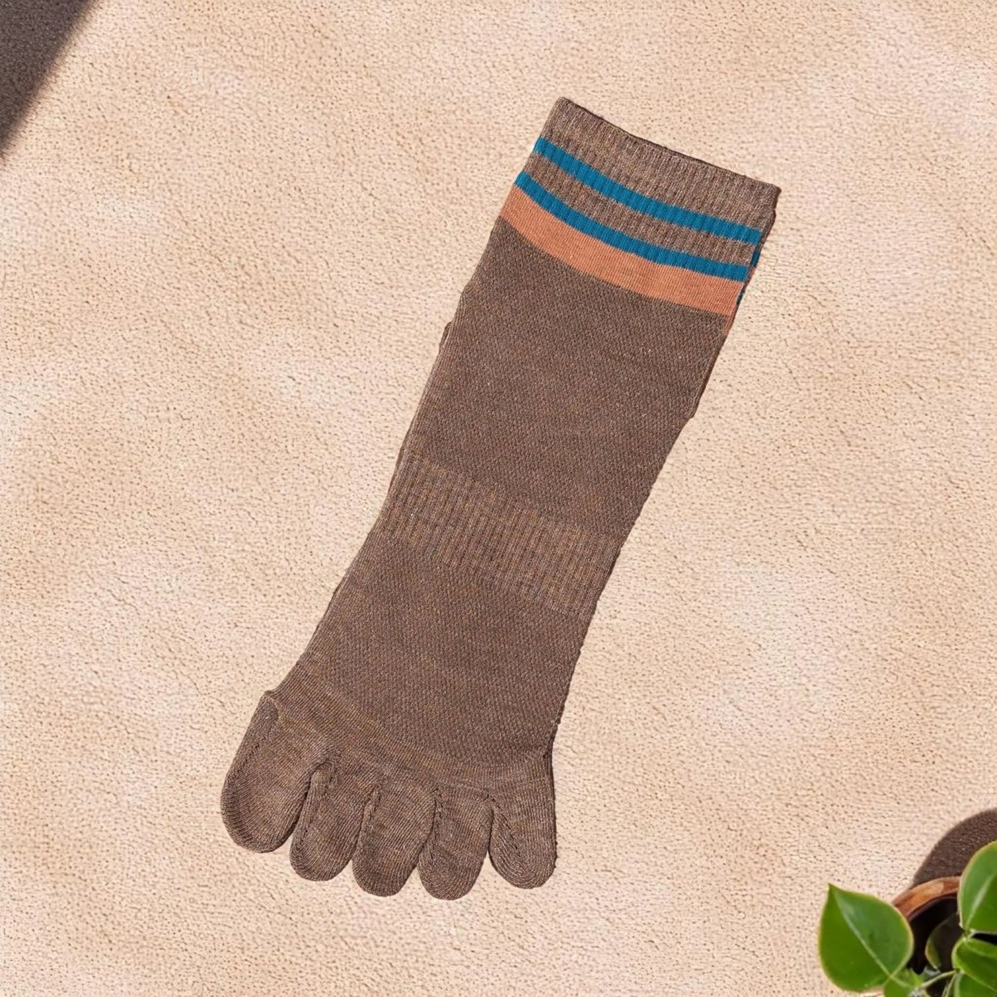 Chaussettes à doigts homme en marron avec bandes colorées, confort doux et style décontracté.