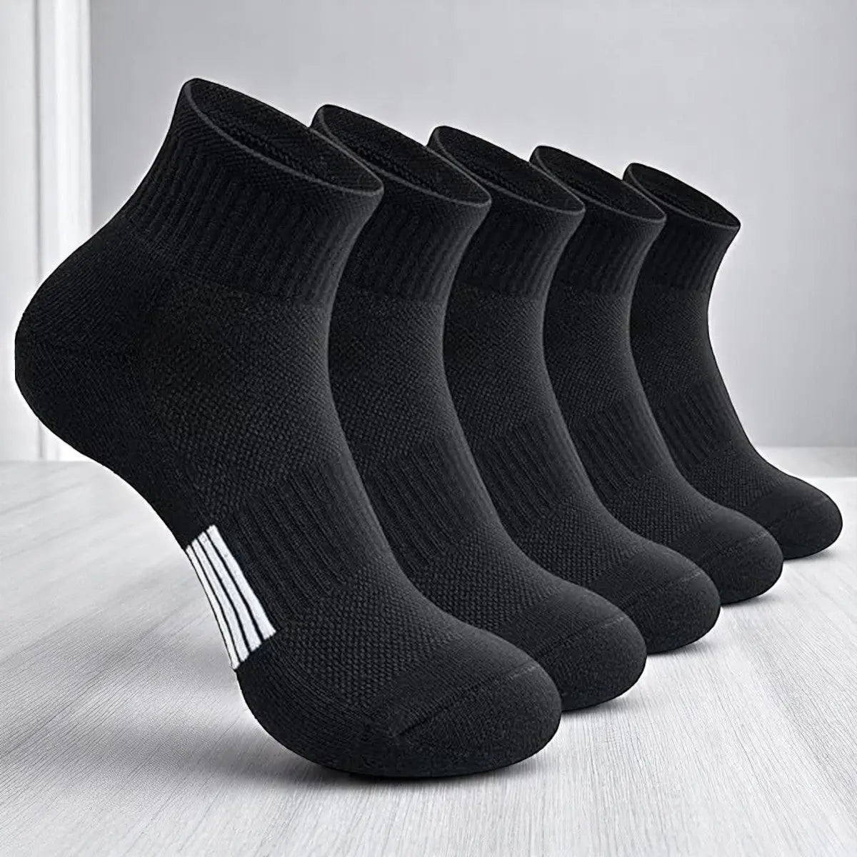 Lot de chaussettes noires pour femme en tissu technique, idéal contre la transpiration excessive.