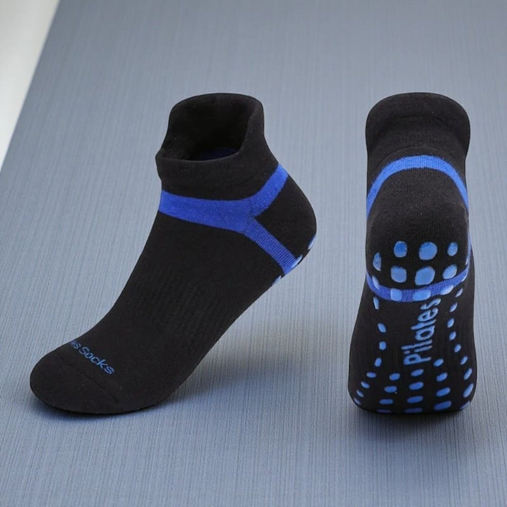 Chaussettes Pilates noir et bleu roi avec grip antidérapant pour entraînements sécurisés.