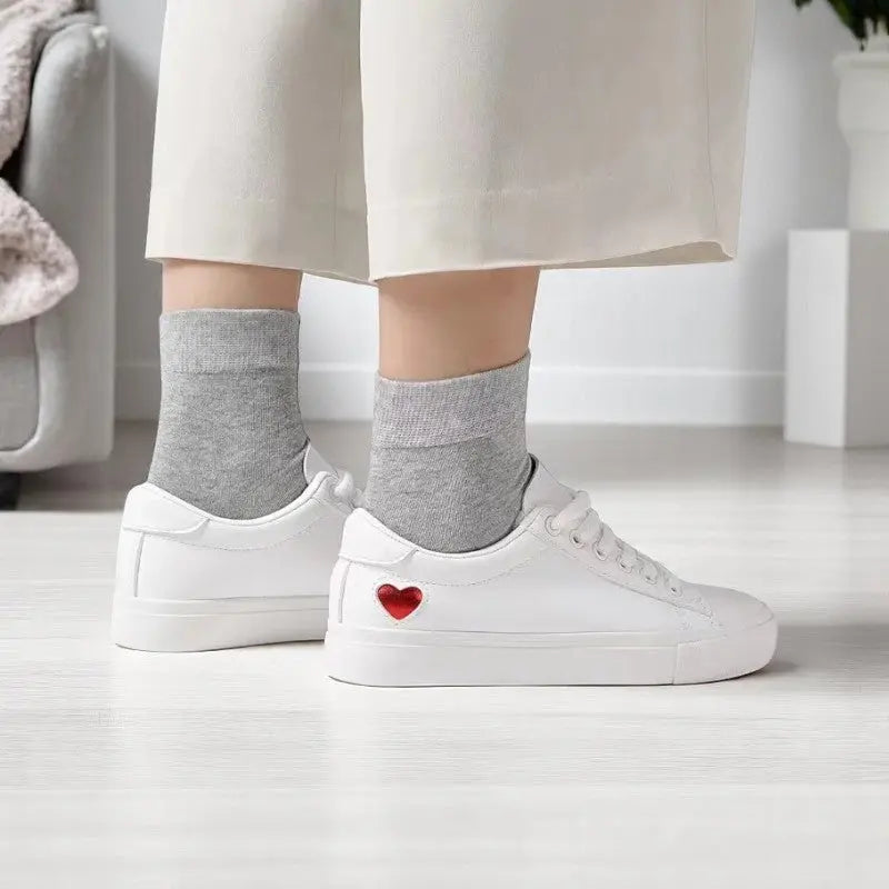 Chaussettes grises respirantes portées avec des baskets, pour une allure sobre et efficace.