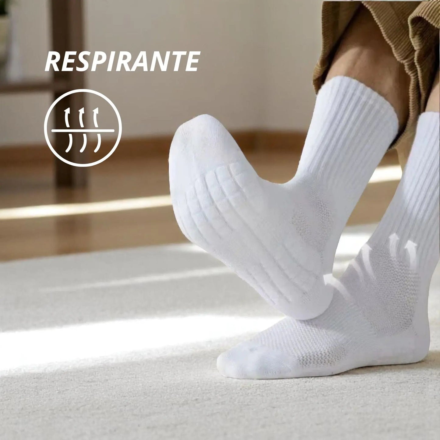 Paire de chaussettes blanches respirantes pour homme en position dynamique sur sol clair.