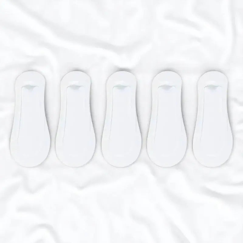 Lot de chaussettes invisibles blanches sans couture pour femme.