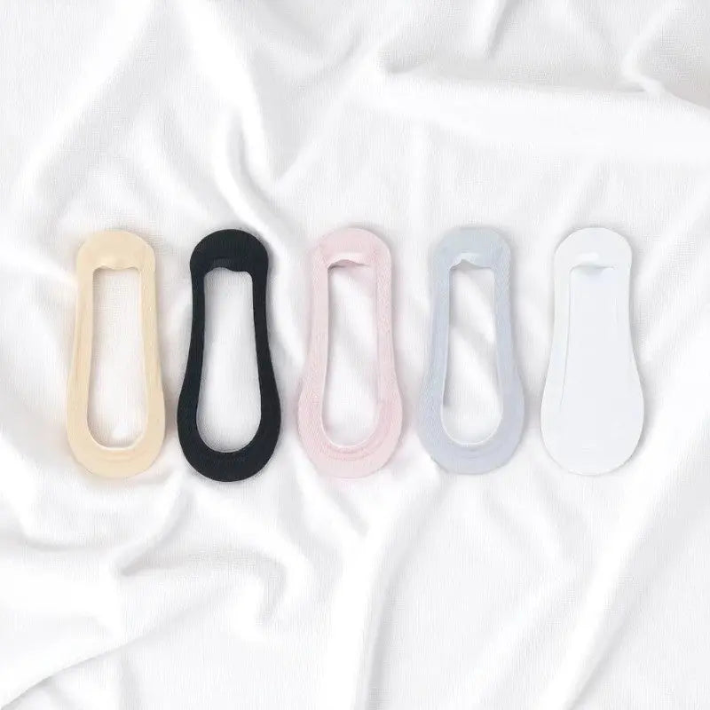 Chaussettes invisibles femme en cinq couleurs pastel.