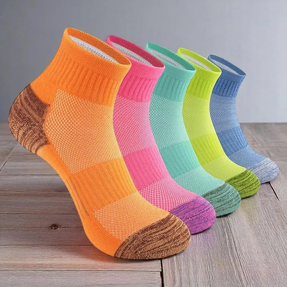 Lot de chaussettes anti-transpiration fluo pour femme, parfaites pour le sport ou un look dynamique.