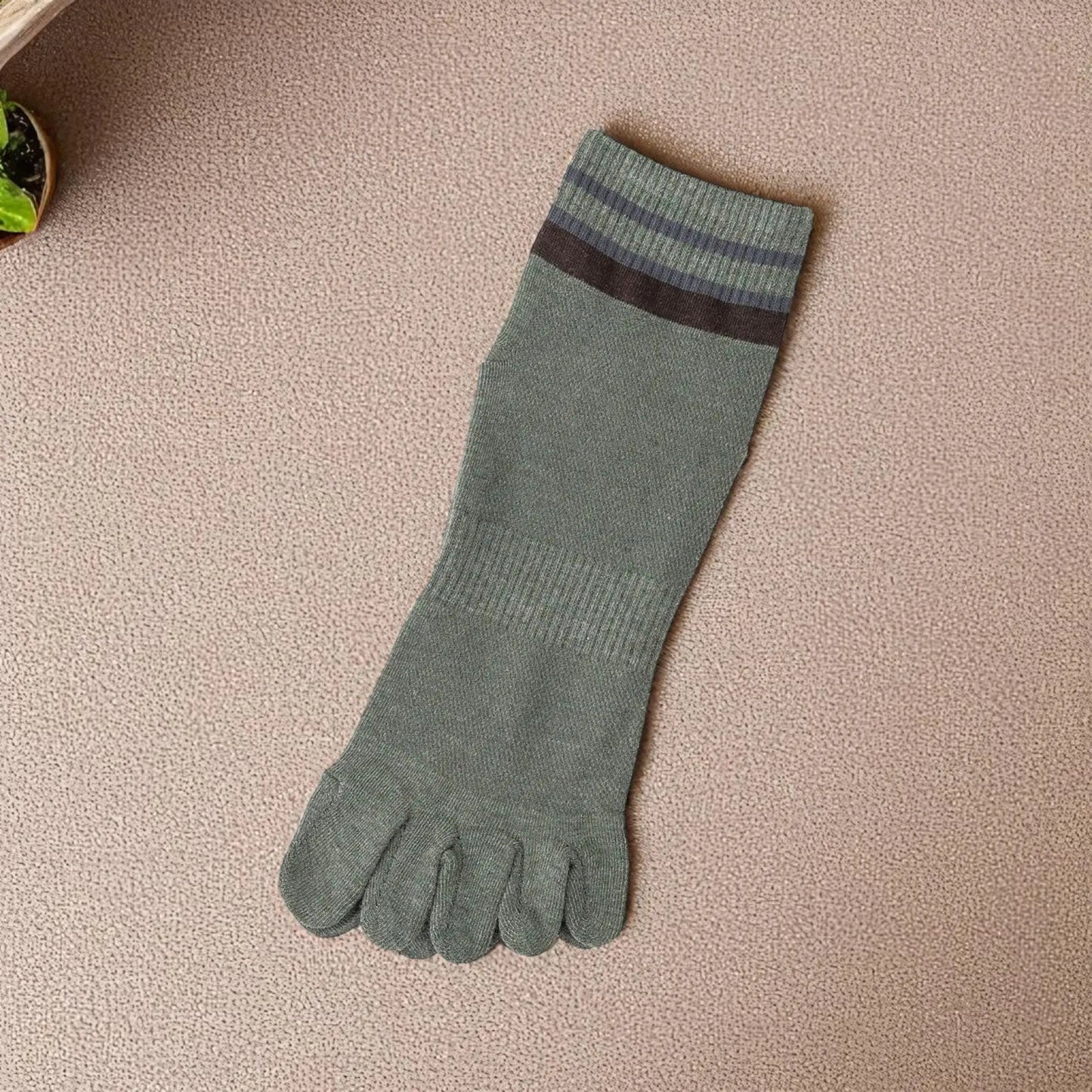 Chaussettes vert kaki à doigts pour homme, souples et respirantes, parfaites pour le quotidien.
