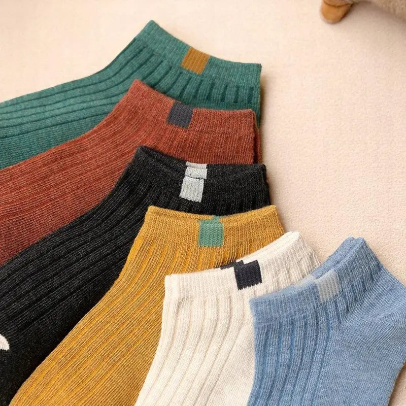 Détail de socquettes homme colorées.