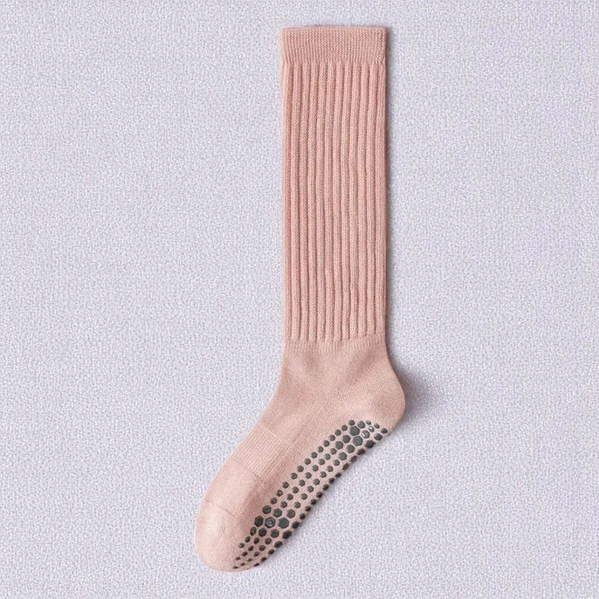 Chaussette antidérapante longue rose pastel femme avec semelle anti-glisse pour usage intérieur.