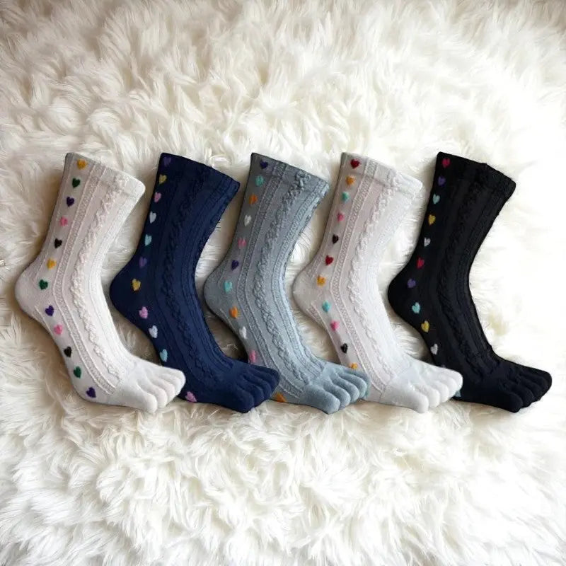 Lot de chaussettes à doigts pour femme, du beige au noir, avec cœurs brodés.