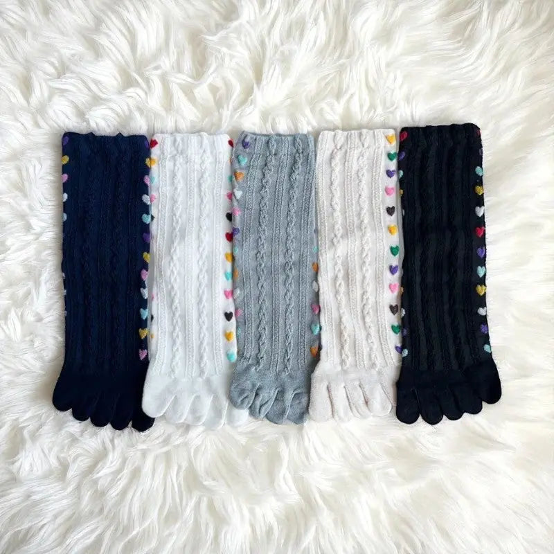 Lot de chaussettes à doigts avec broderies de cœurs colorés, plusieurs couleurs.