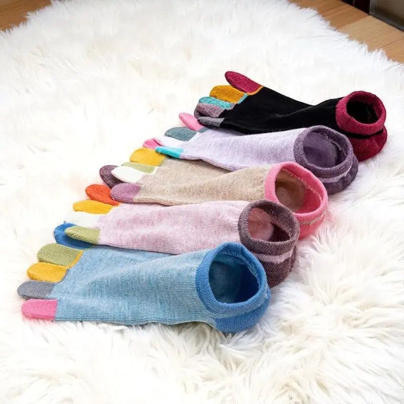 Lot de socquettes à orteils colorés pour femme.