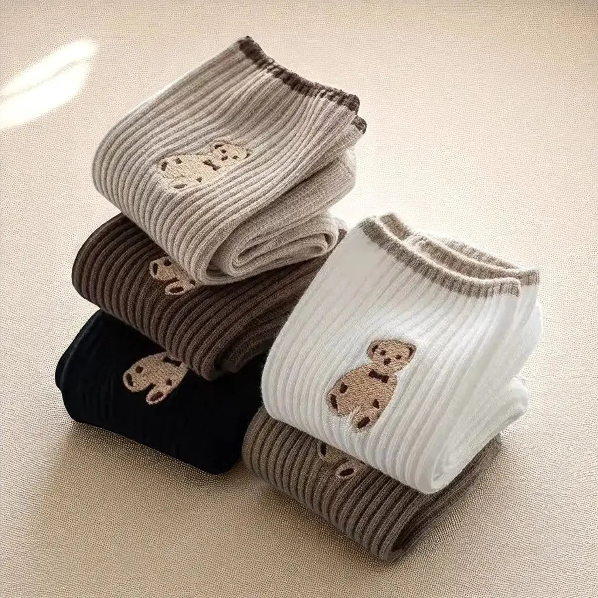Lot de chaussettes côtelées à motif ourson brodé, disponibles en plusieurs couleurs douces.