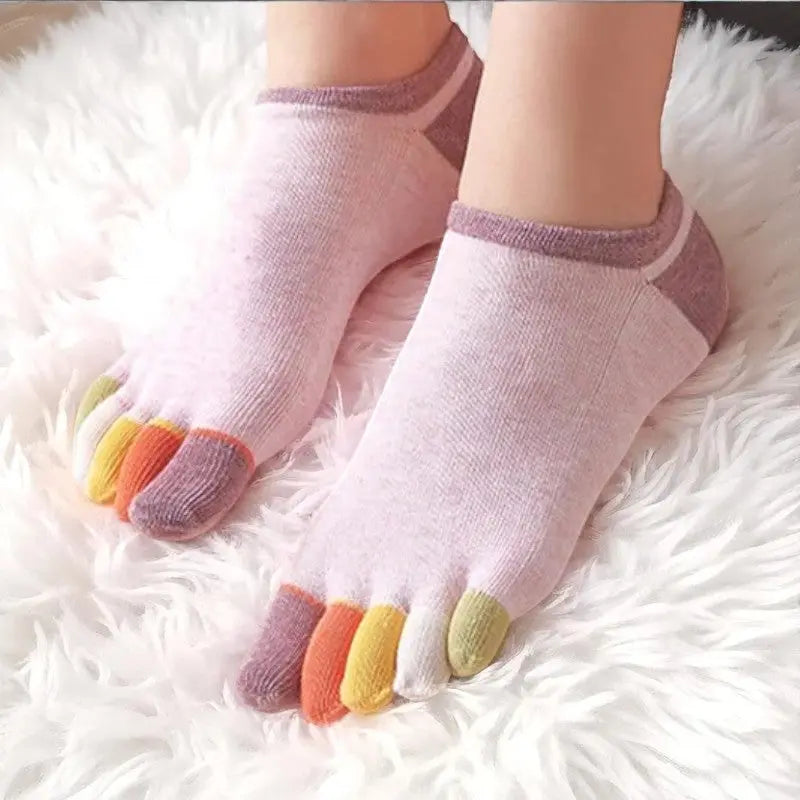 Chaussette rose clair à doigts multicolores pour femme.