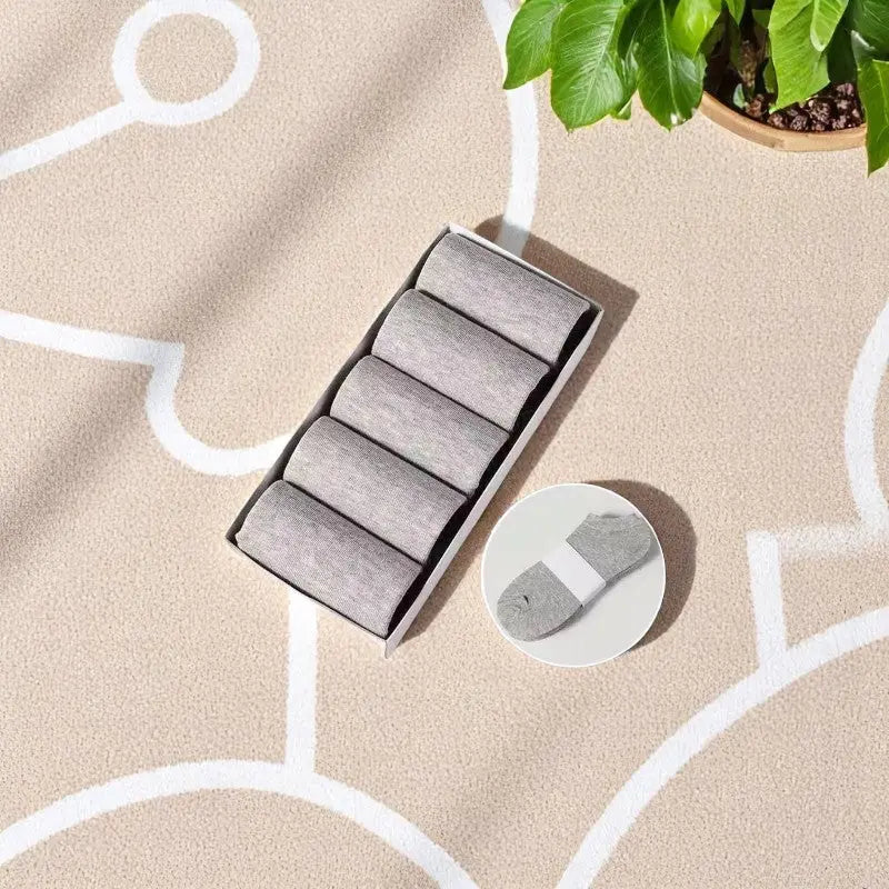 Socquettes pour homme gris clair exposées avec un aperçu du modèle.