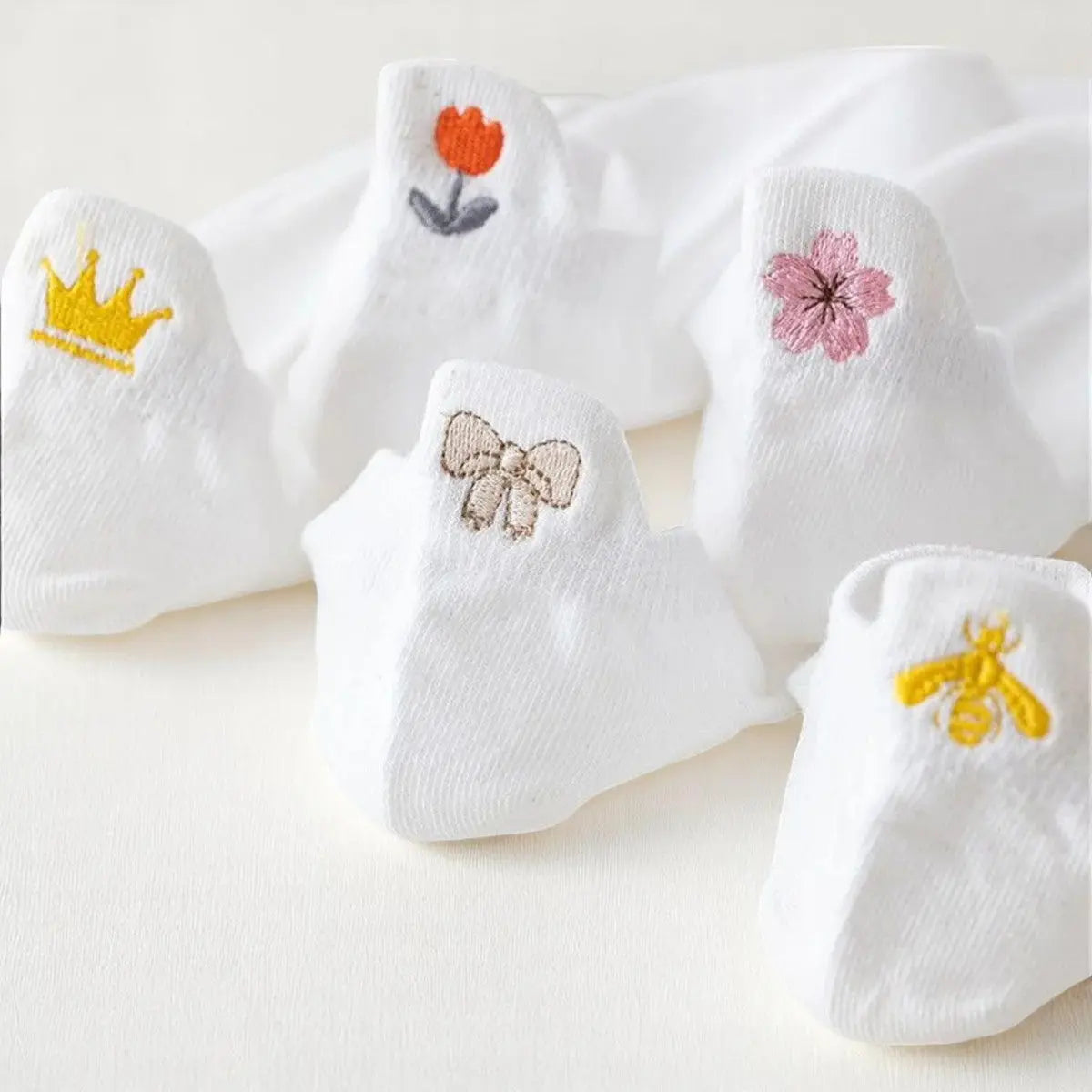 Socquettes en coton blanc avec broderies raffinées sur le talon.