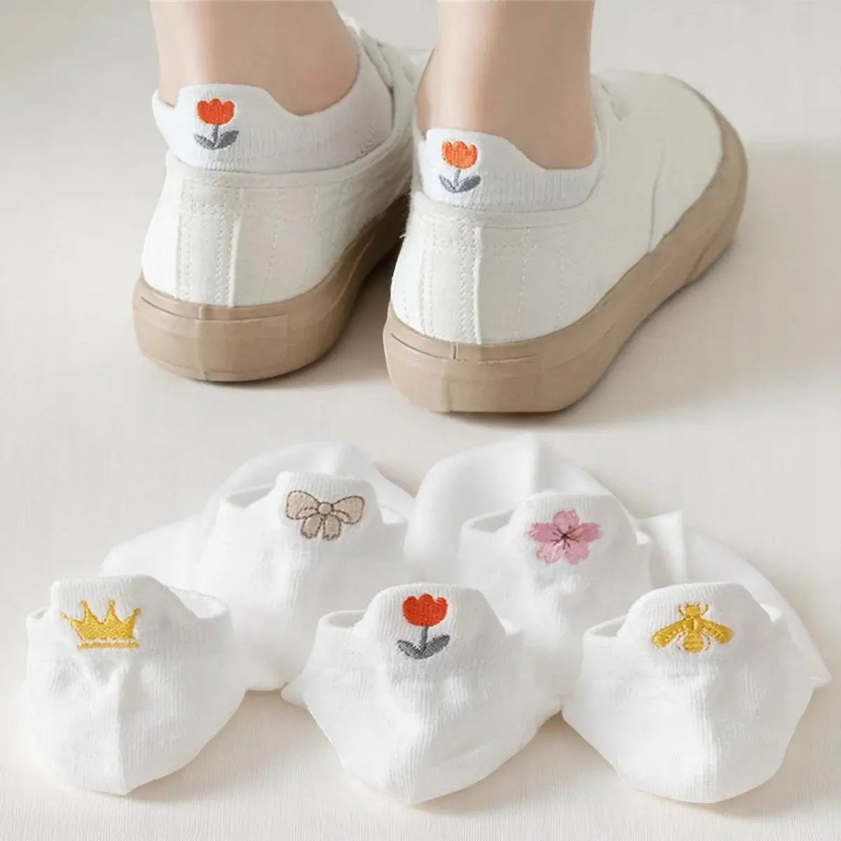 Socquettes féminines discrètes avec broderies visibles à l’arrière de la chaussure.