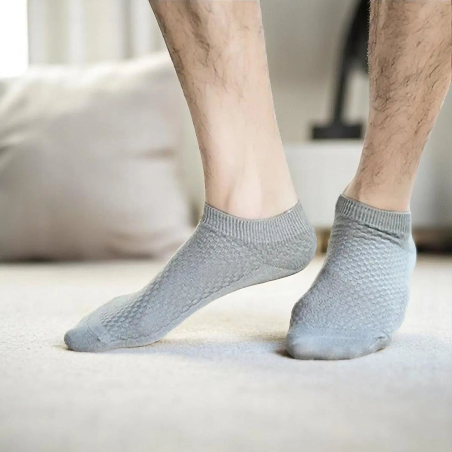 Socquettes courtes homme en situation réelle sur tapis.