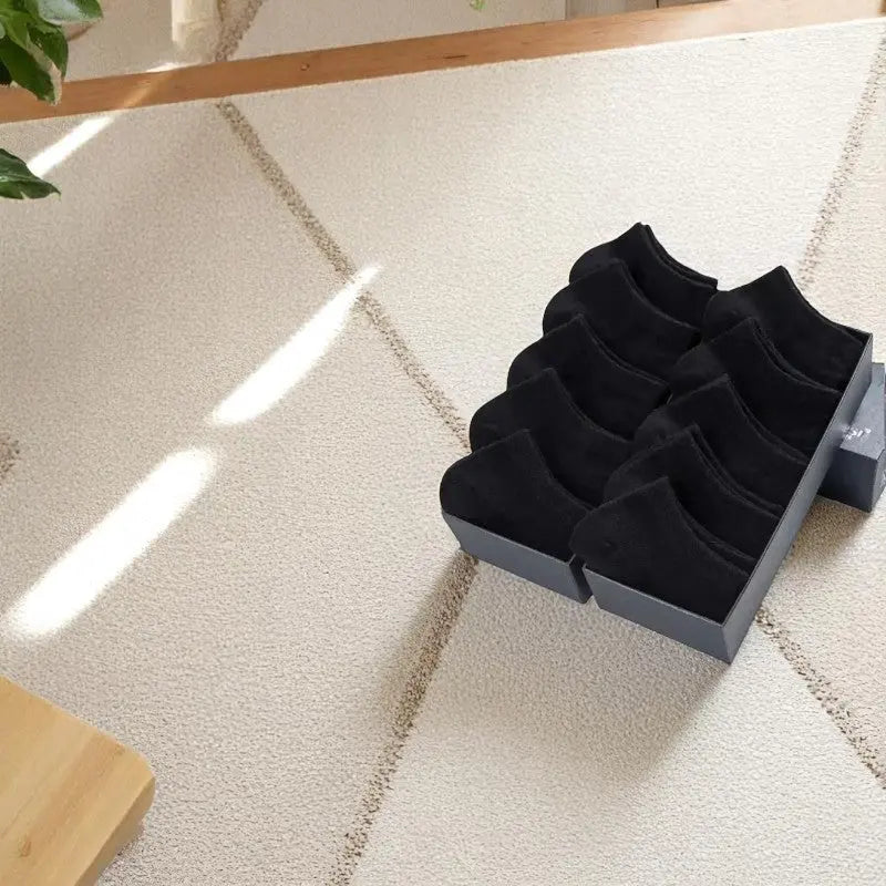 Ensemble de socquettes noires pour homme dans une boîte noire.