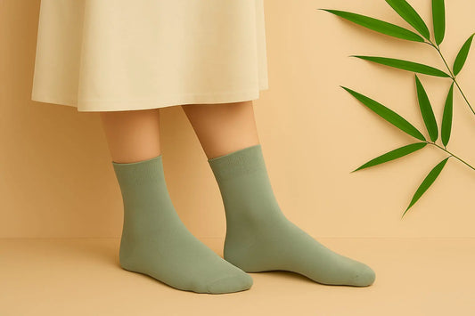 Chaussettes vert bambou portées avec une jupe beige, associant élégance, confort et douceur naturelle.