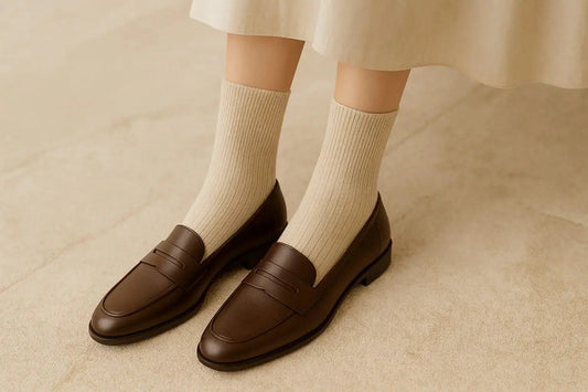 Chaussettes beiges portées avec des mocassins en cuir marron – style féminin élégant et intemporel.