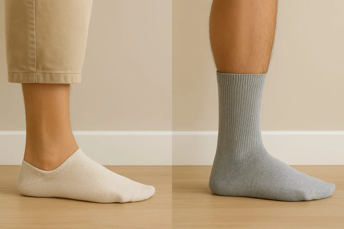 Pieds d’un homme et d’une femme portant des chaussettes hautes et basses en coton gris et beige.