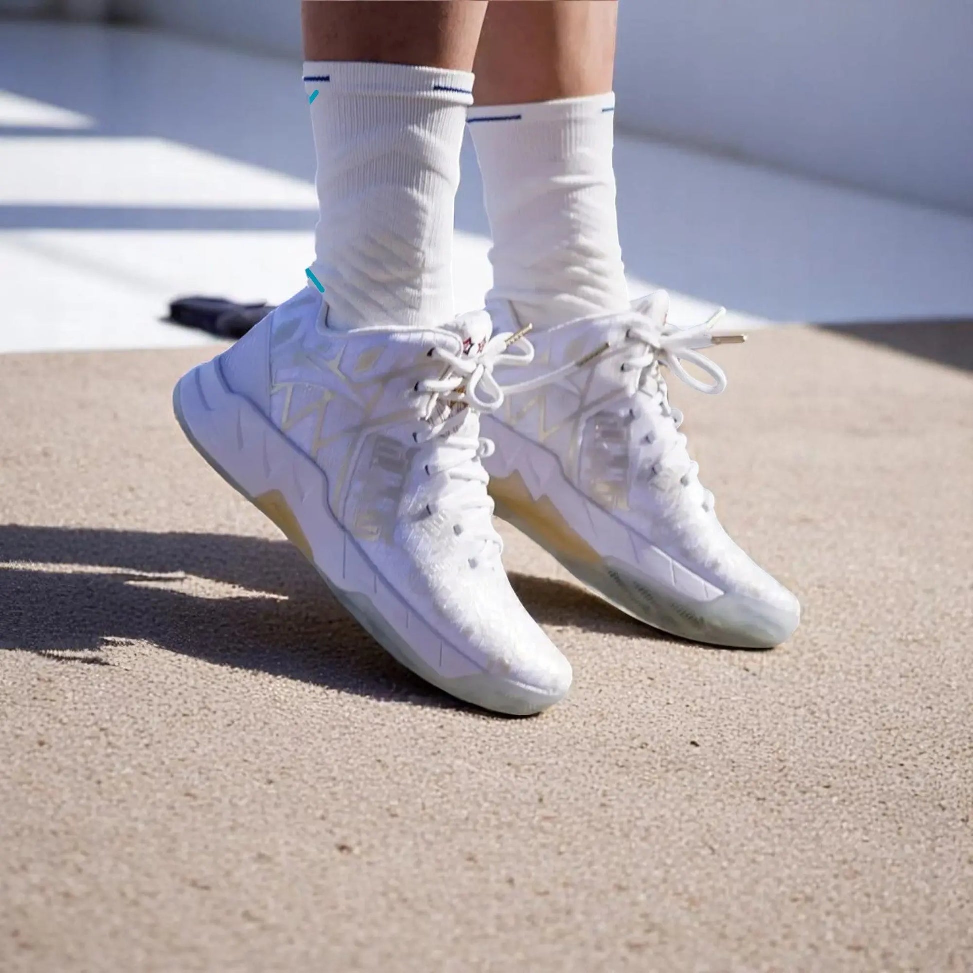 Chaussette antitranspirante blanche portée dans des baskets.
