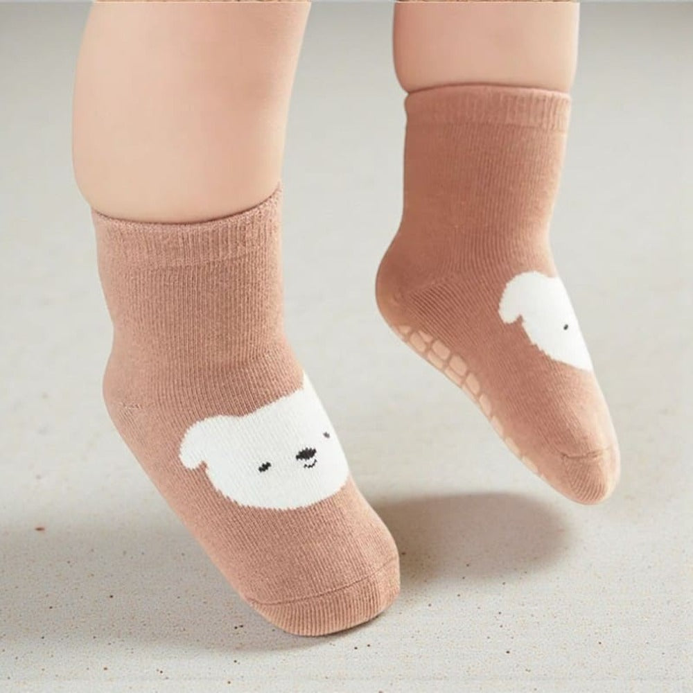 Chaussette antidérapante bébé, maintien souple et confort à la maison.