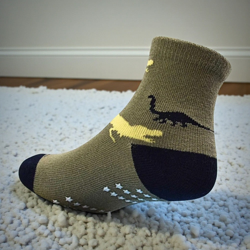 Chaussette antidérapante enfant portée, semelle antiglisse idéale pour jouer à la maison.