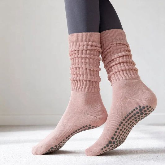 Chaussettes antidérapantes femme rose clair avec effet plissé, idéales pour le yoga, la maison ou la détente.