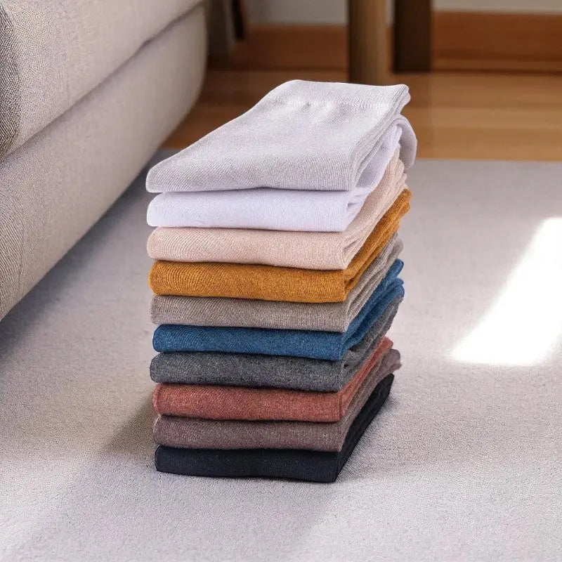 Pile de chaussettes femme en bambou multicolores, douces et fines.