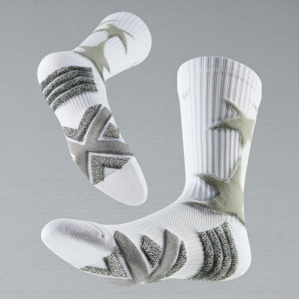 Chaussette basketball blanche et grise avec renforts pour performance sportive.