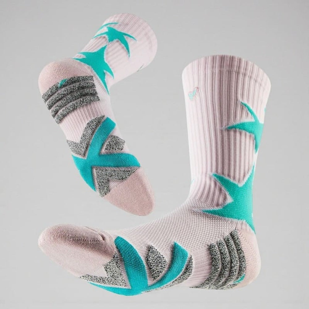 Chaussette basketball blanche et turquoise avec renforts techniques au pied.