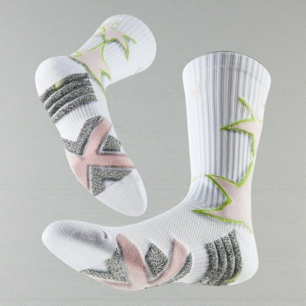 Chaussette basketball blanche et verte avec zones renforcées et grip sportif.