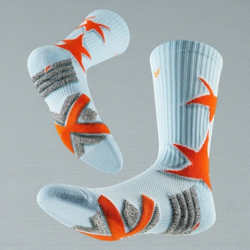 Chaussette basketball bleu clair et orange avec amorti renforcé.