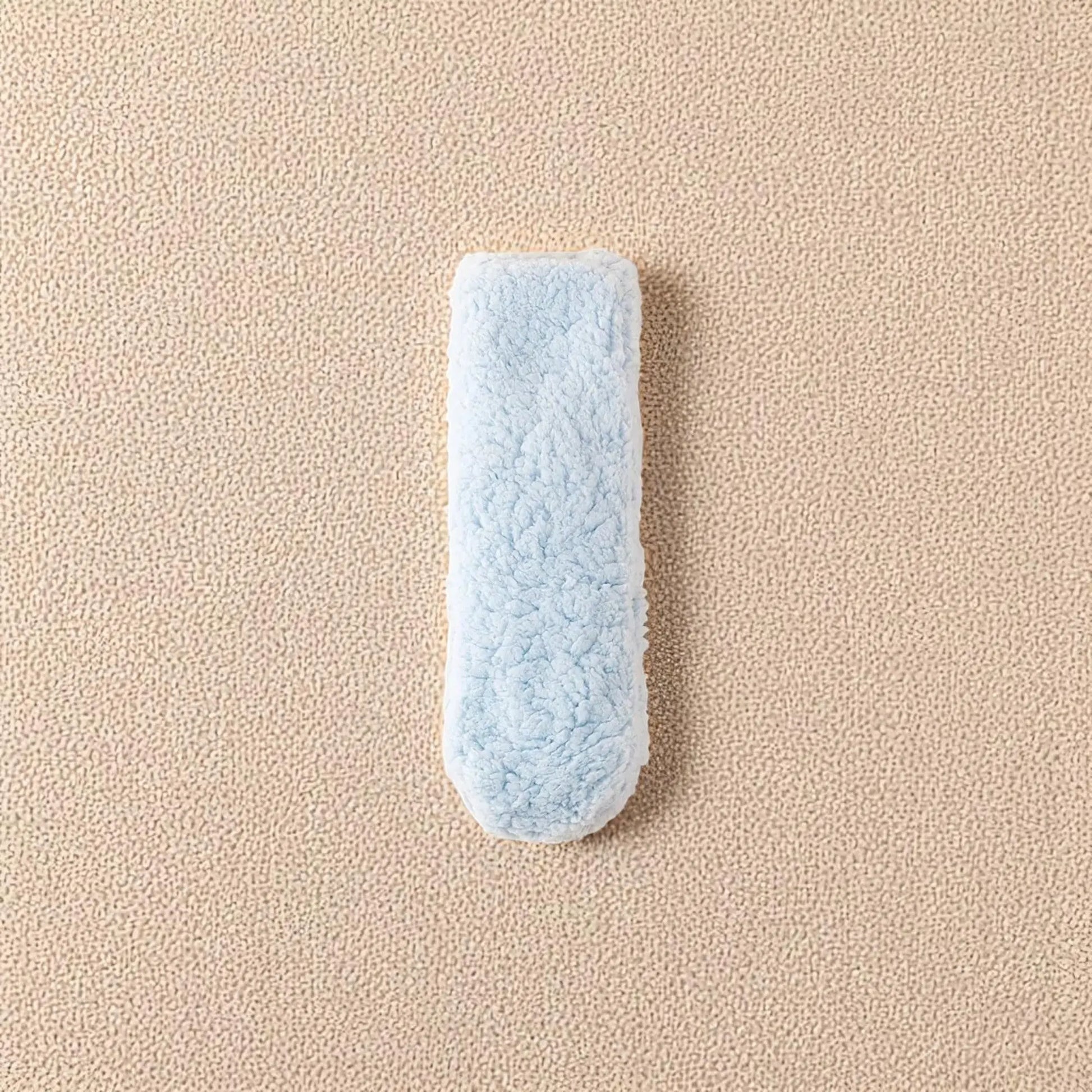 Chaussettes chaussons bleu ciel avec doublure intérieure douce.
