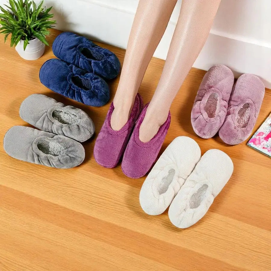 Chaussettes chaussons femme en plusieurs coloris, vue en situation d’intérieur cosy.