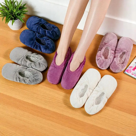 Chaussettes chaussons femme en plusieurs coloris, vue en situation d’intérieur cosy.
