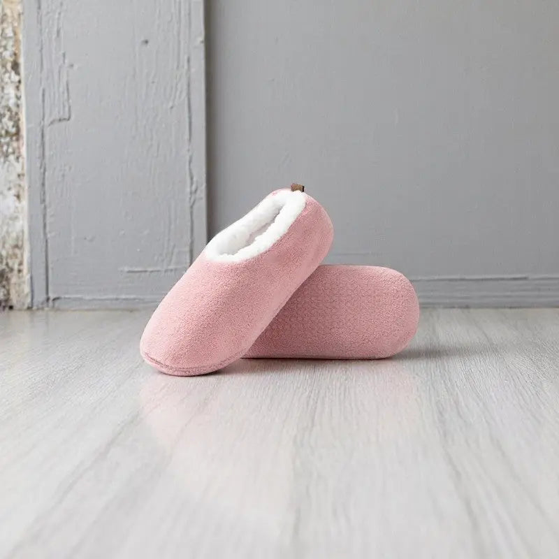 Chaussettes chaussons femme rose clair avec doublure intérieure blanche et semelle souple.
